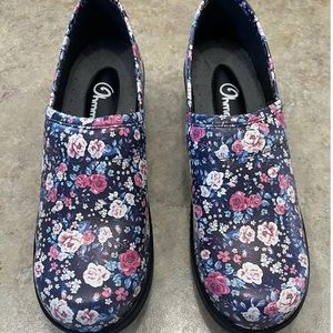 NEW OHMM Size 8 Womens Clogs Navy Floral Slip Resistant Medical Shoes